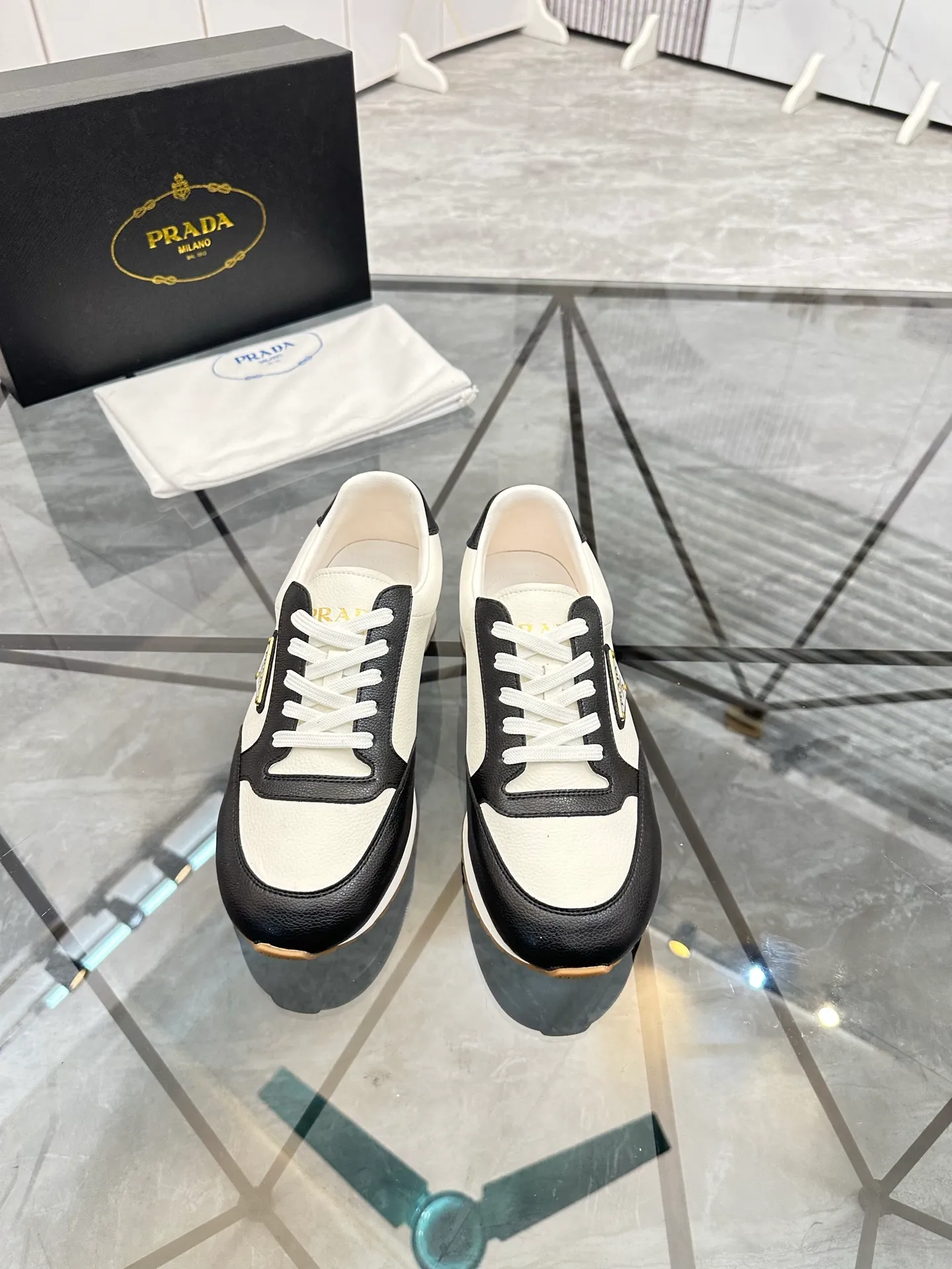 Men's shoes: 💰P420¥ Product trademark: Prada *"Prada*" low-top casual shoes Regular size: 38-44 (can be customized to 45) Product materials: imported cowhide upper, sheepskin lining, original outsole. Number: 020